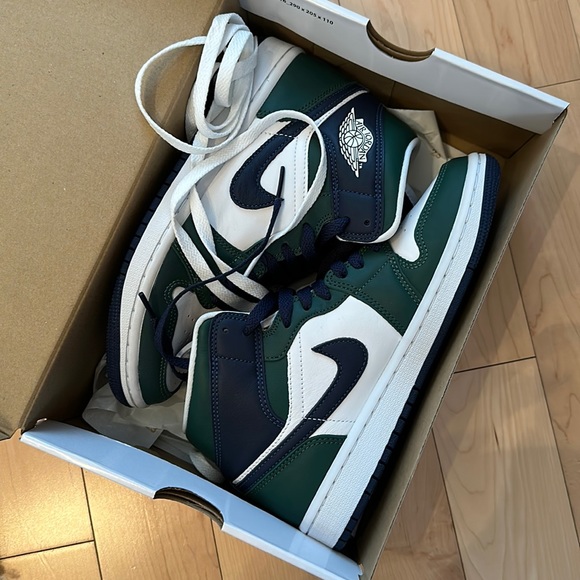 Nike Air Jordan 1 mid, NWOT, 7.5 W - Picture 1 of 6